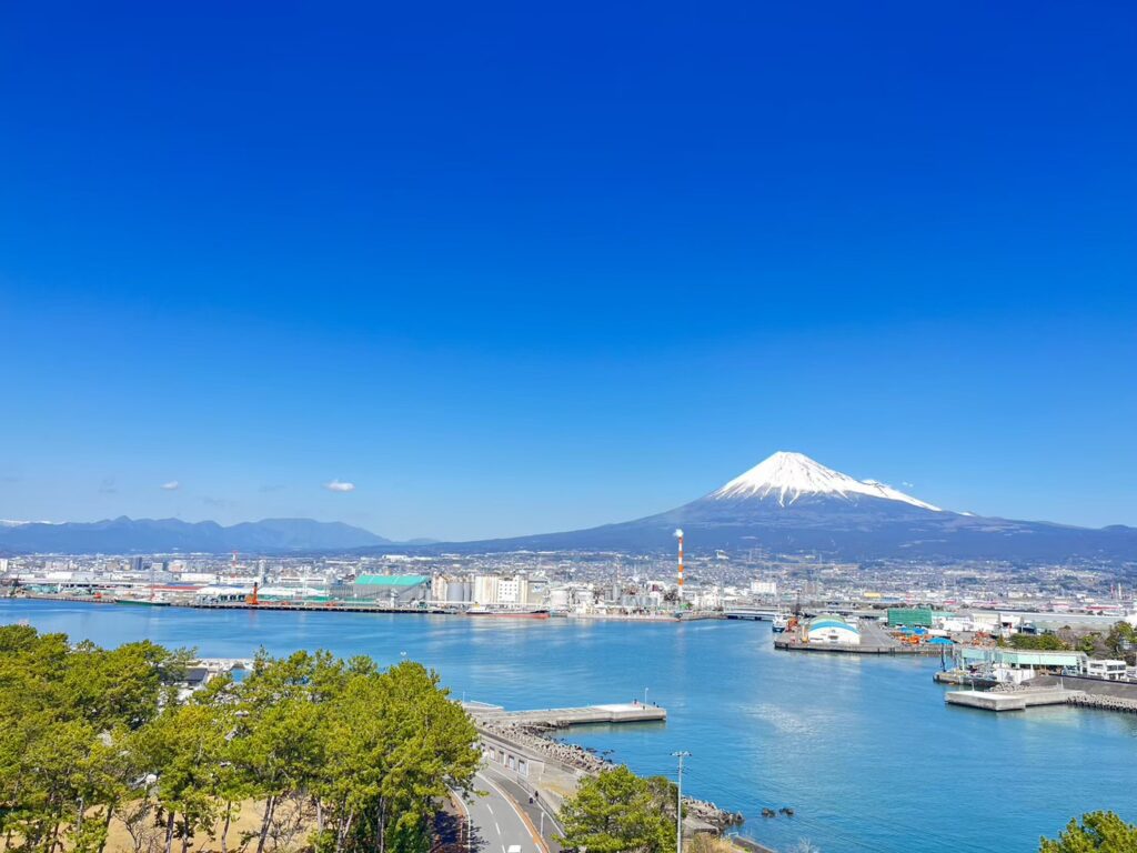 富士山と港の風景